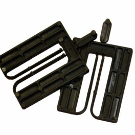 il y a deux Cales noir sur un fond blanc en plastique appelé cales fourchettes pour la pose de fenêtres