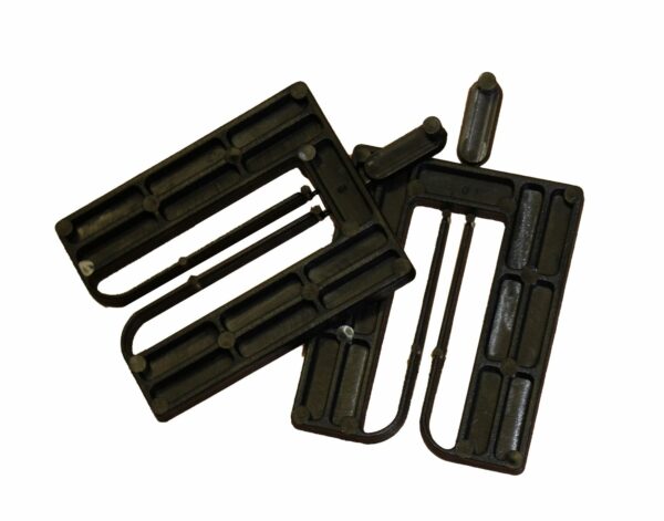 cale pour fenêtre pvc il y a deux Cales noir sur un fond blanc en plastique appelé cales fourchettes pour la pose de fenêtres