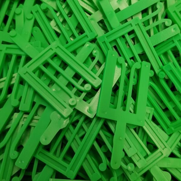 Cales fourchettes pour fenetres et portes il y a des cales en plastique verte pour le calage des fenetres et portes d'entrée