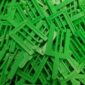 il y a des cales en plastique verte pour le calage des fenetres et portes d'entrée