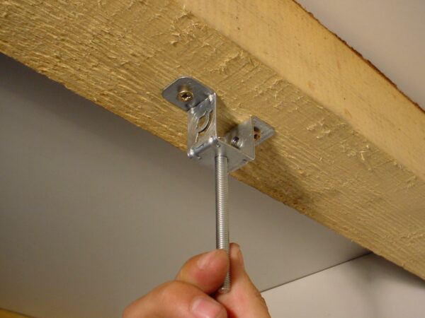 Attache omega PAI filetage 6 mm pour suspente de plafond sur charpente bois